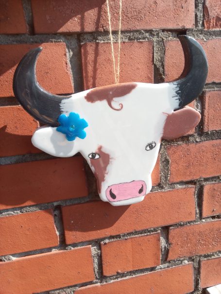 Weisser Kuhkopf mit braunen Flecken