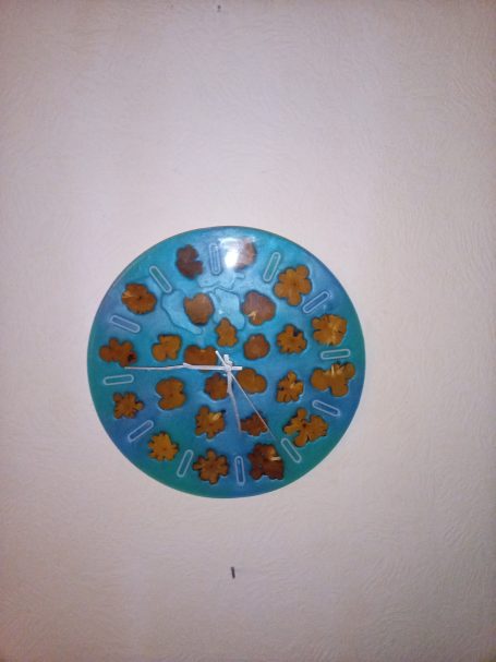 Türkise Wanduhr mit Holzeinlage